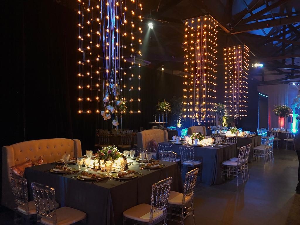 Salón del Complejo Quinta de Arteaga montado con mesas y cortinas de luces